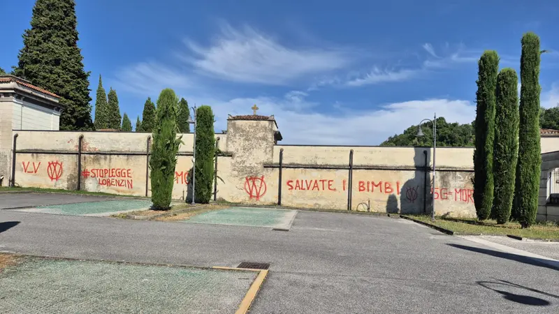 Le scritte sul muro di cinta del cimitero