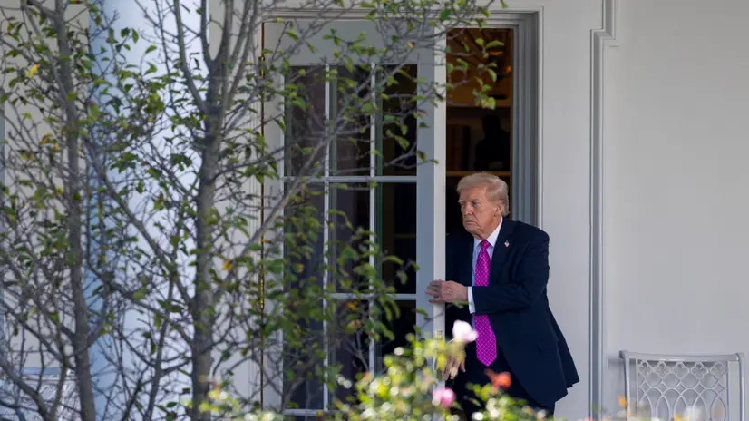 epa12461305 US President Donald Trump walks from the Oval Office to board Marine One on the South Lawn of the White House in Washington, DC, USA, 17 October 2025. President Trump is traveling to Florida for the weekend. EPA/SHAWN THEW