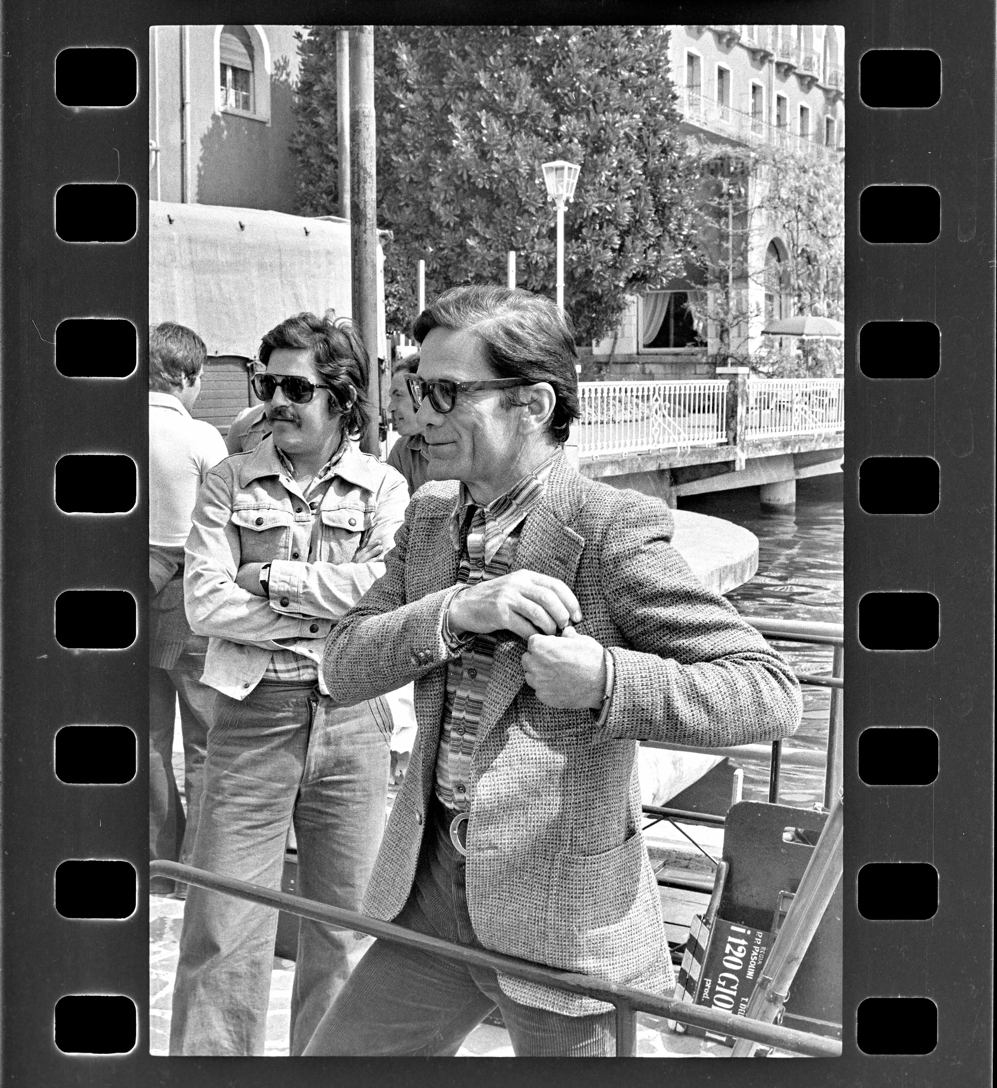 Pierpaolo Pasolini sul lago di Garda il 24 aprile 1975