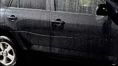 Una delle auto segnate durante la festa di Halloween in paese - Foto tratta dai social