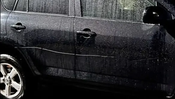 Una delle auto segnate durante la festa di Halloween in paese - Foto tratta dai social