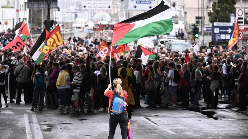 Un momento del presidio organizzato in via Albertazzi dal varco portuale per impedire il passaggio dei mezzi pesanti verso il porto, in occasione dello sciopero generale per Gaza indetto da Usb. Genova, 22 settembre 2025. ANSA/LUCA ZENNARO