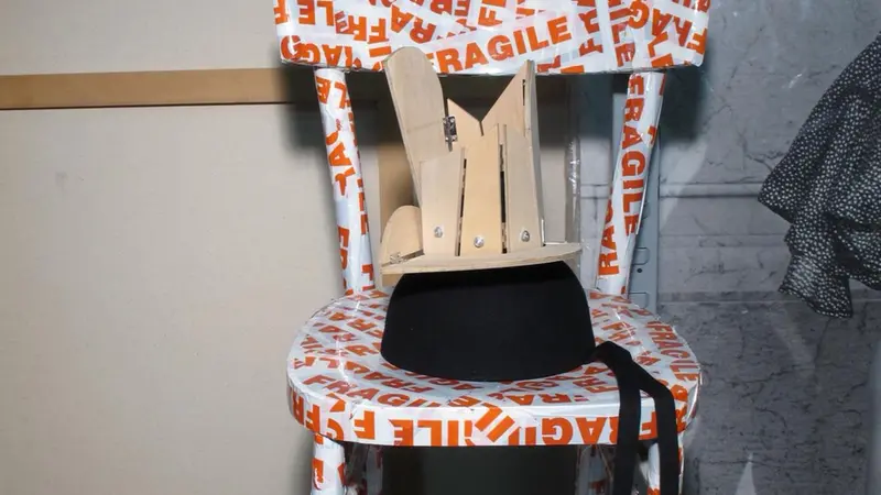 Il copricapo di Yamamoto in panno di lana nero e legno (AI 1991)