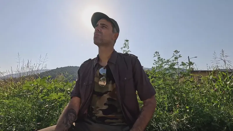 Un frame del video di Disertur