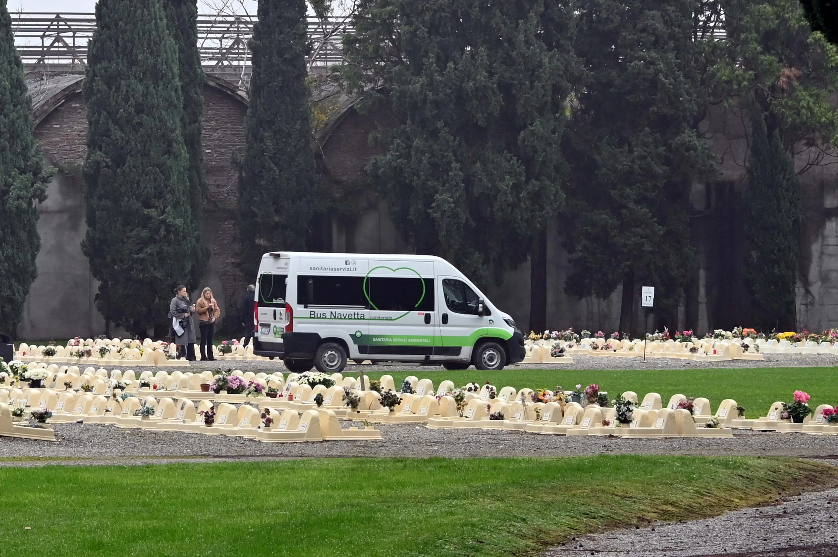 CRONACA BRESCIA CIMITERO VANTINIANO OGNISSANTI REDAZIONE CRONACA 01-11-2025 GABRIELE STRADA NEW EDEN GROUP                             