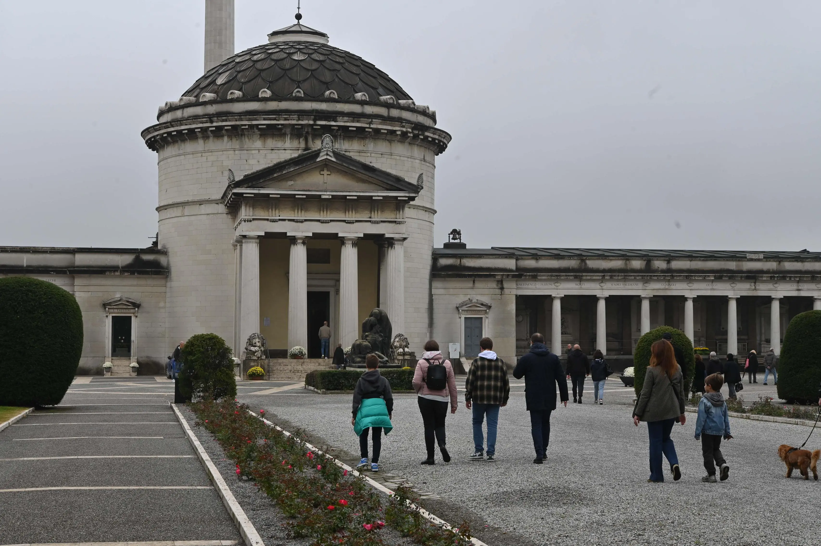 CRONACA BRESCIA CIMITERO VANTINIANO OGNISSANTI REDAZIONE CRONACA 01-11-2025 GABRIELE STRADA NEW EDEN GROUP                             