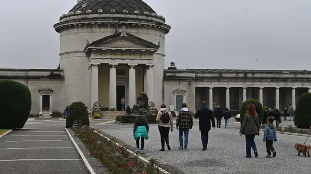 CRONACA BRESCIA CIMITERO VANTINIANO OGNISSANTI REDAZIONE CRONACA 01-11-2025 GABRIELE STRADA NEW EDEN GROUP                             