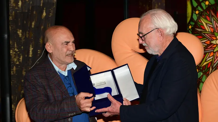Francesco Tullio Altan riceve il premio da Giordano Bruno Guerri