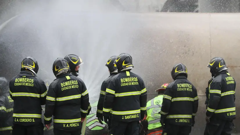 epa12368567 Firefighters control a fire following a gas truck accident in Mexico City, Mexico, 10 September 2025. The explosion of a gas truck caused 19 serious injuries with burns and several vehicles on fire, according to Clara Brugada head of the Mexican capital's government. EPA/MARIO GUZMAN