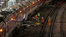 Il treno sul quale è avvenuto l'attacco e i soccorritori - Foto tratta dai social
