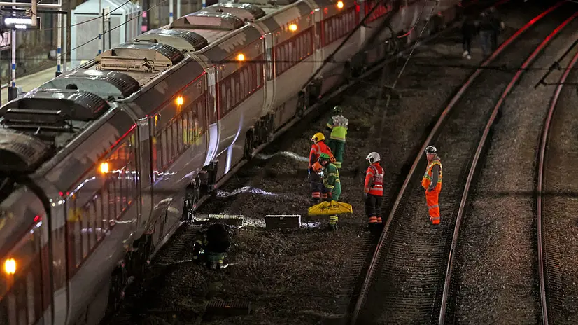 Il treno sul quale è avvenuto l'attacco e i soccorritori - Foto tratta dai social