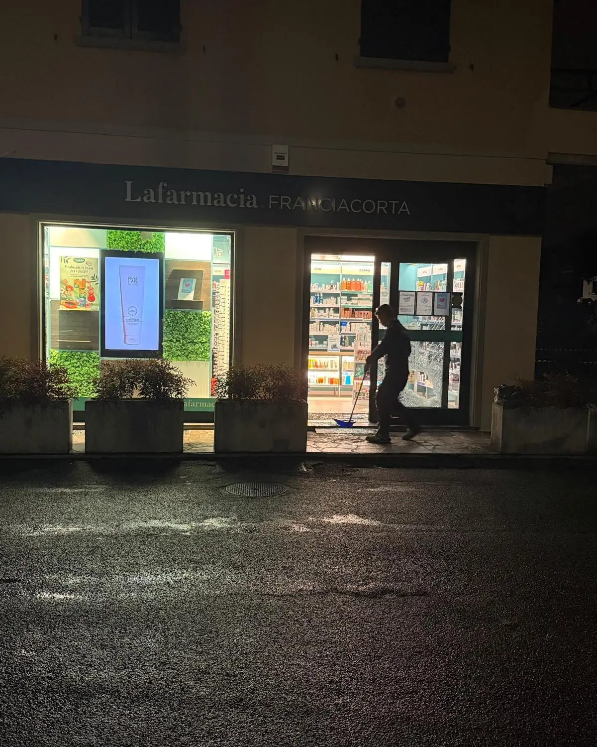 La spaccata notturna alla farmacia di Erbusco