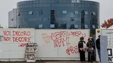 Ragazzi arrivano al rave party allo stabilimento abbandonato ex Bugatti a Campogalliano in provincia di Modena. Modena, 1 Novembre 2025. ANSA /ELISABETTA BARACCHI