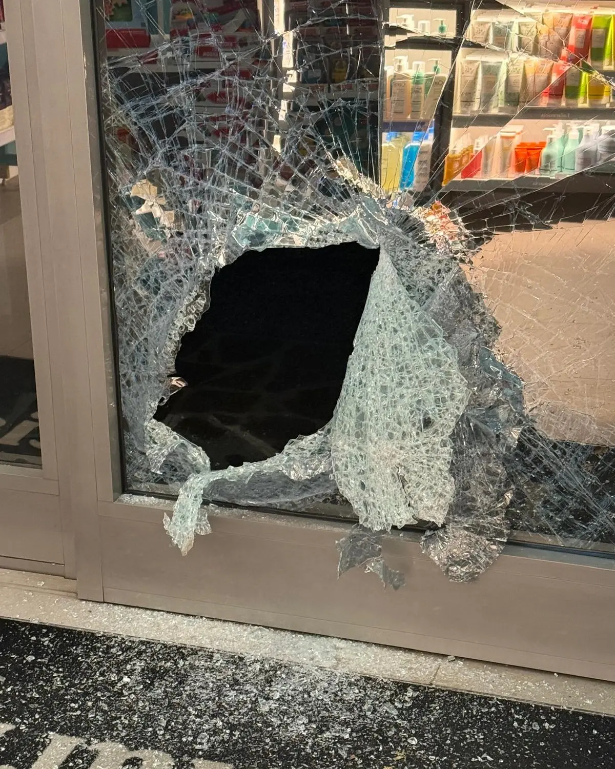 La spaccata notturna alla farmacia di Erbusco