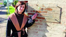 La sindaca Trecani accanto alla nuova targa - © www.giornaledibrescia.it