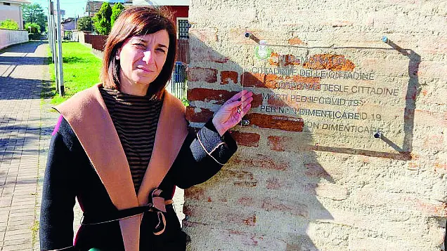 La sindaca Trecani accanto alla nuova targa - © www.giornaledibrescia.it