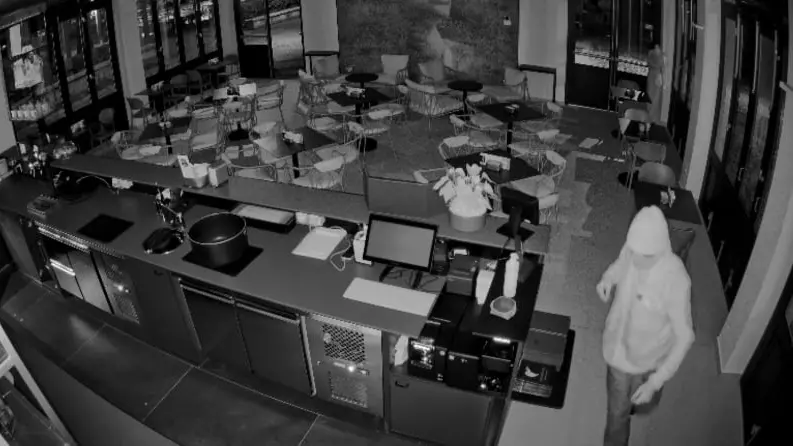 Il furto registrato dalle telecamere di sorveglianza