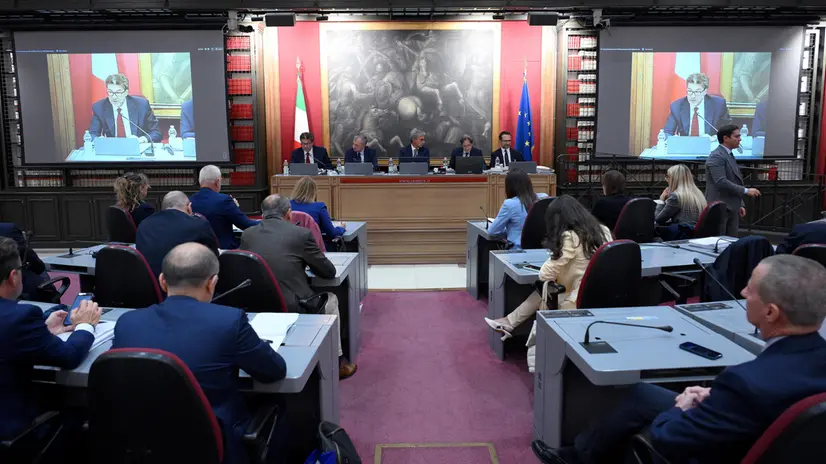 Il ministro dell’Economia e delle Finanze, Giancarlo Giorgetti (S), il presidente della Commissione Bilancio del Senato Nicola Calandrini (2-S) e il presidente della Commissione Bilancio della Camera Giuseppe Mangialavori (C) durante l'audizione davanti le Commissioni Bilancio di Camera e Senato, nell'ambito dell’attivita' conoscitiva preliminare all'esame del Piano strutturale di bilancio di medio termine 2025-2029, presso la Sala del Mappamondo di Montecitorio, Roma, 08 ottobre 2024. ANSA/ETTORE FERRARI