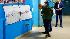 Al seggio - Ansa © www.giornaledibrescia.it