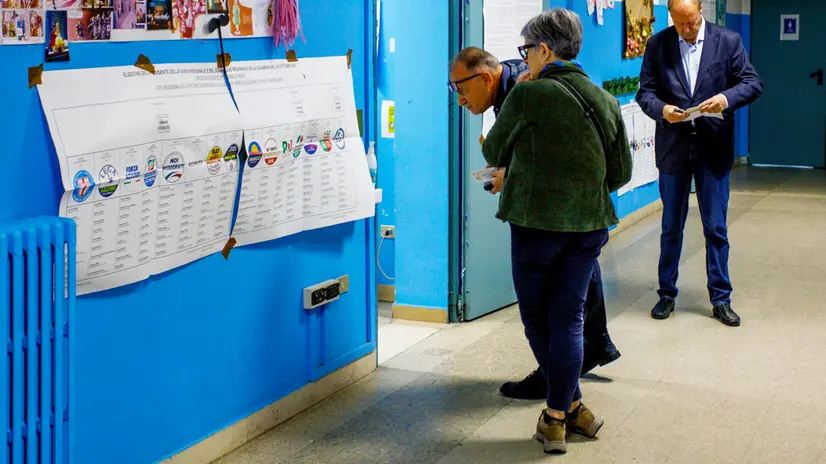 Al seggio - Ansa © www.giornaledibrescia.it