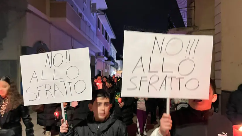 Una fiaccolata si è svolta in serata al Parco Verde di Caivano contro gli sgomberi delle 250 abitazioni comunali occupate abusivamente, 08 marzo 2024. Numerose persone, con in testa dei bambini con dei cartelli con la scritta "No allo sfratto" sono sfilate per le vie del Parco Verde, tenendo delle torce in mano e scandendo slogan del tipo "Tutti sotto un tetto, nessuno senza tetto". ANSA