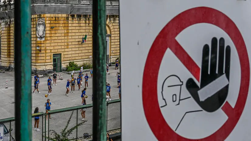 La protesta dei piccoli atleti e dei loro genitori davanti alla storica palestra dei Cavalli di bronzo a Napoli gestita dall' associazione sportiva Partenope e ora a rischio sgombero, 8 luglio 2025. ANSA / CIRO FUSCO