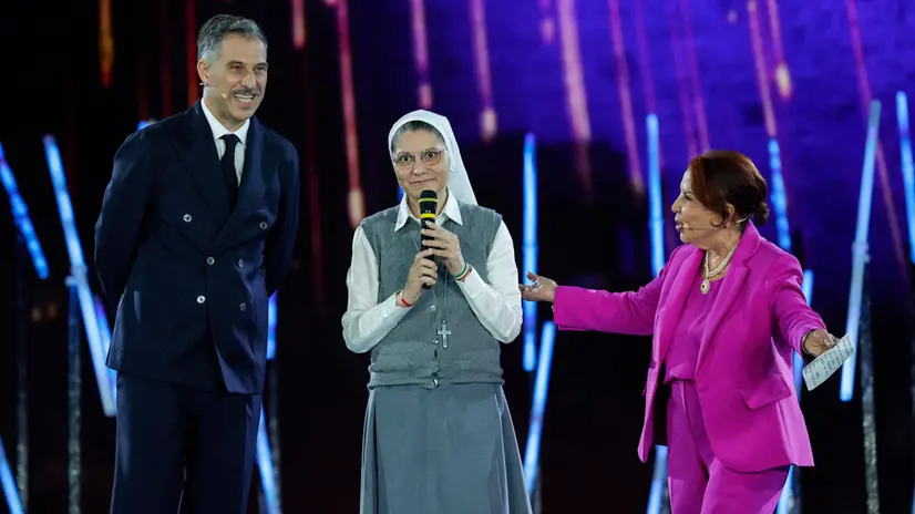 (S-D) Gabriele Corsi, Suor Monia Alfieri e Lella Golfo al Tempio di Adriano durante la cerimonia di premiazione del 37° Premio Bellisario in onda su Rai 1, Roma, 27 Giugno 2025. ANSA/GIUSEPPE LAMI