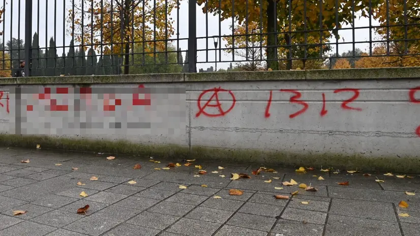 La scritta contro il questore Sartori comparsa al parco di via Milano