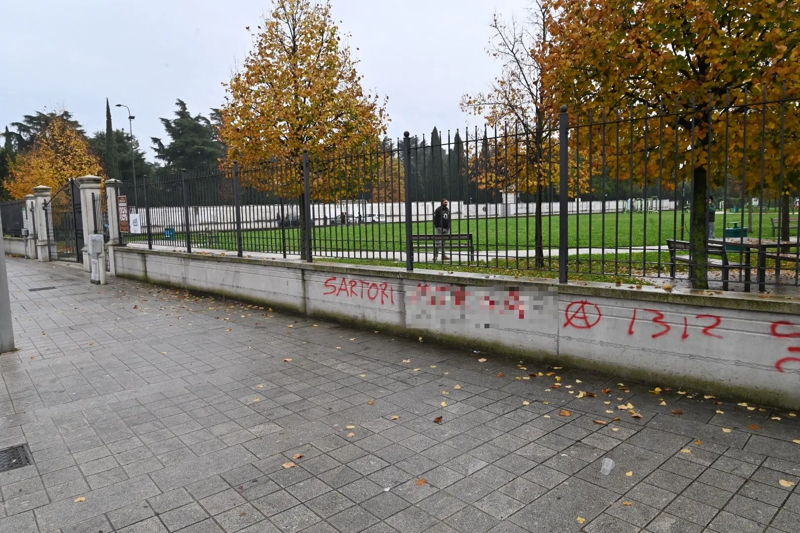 La scritta contro il questore Sartori comparsa al parco di via Milano