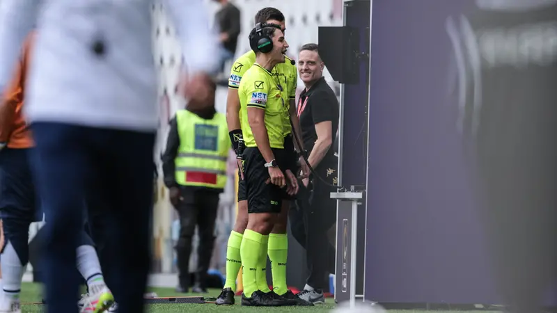 La revisione al monitor - Foto New Reporter Comincini © www.giornaledibrescia.it