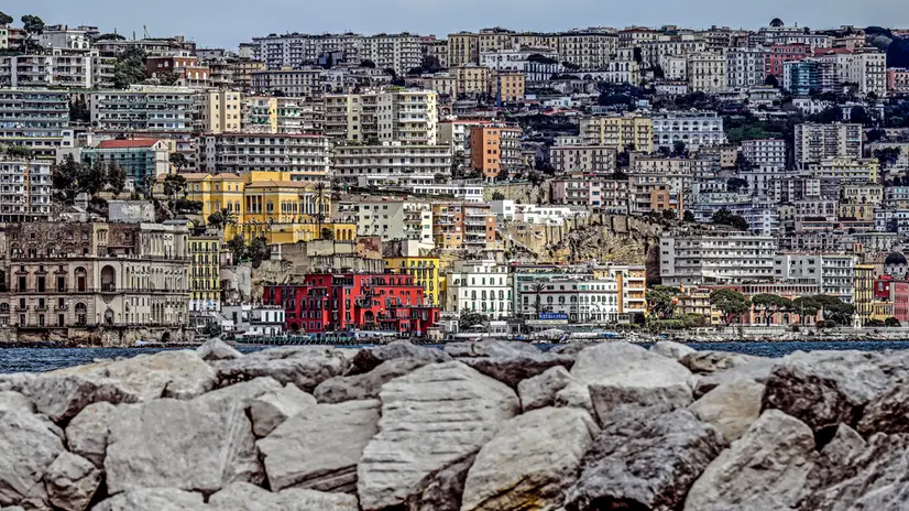 L' agglomerato di case e palazzi dal lungomare di Napoli alla collina del Vomero visto da Posillipo, 1 aprile 2025 ANSA / CIRO FUSCO