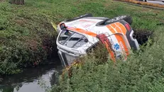 Il mezzo di soccorso finito nel canale - © www.giornaledibrescia.it