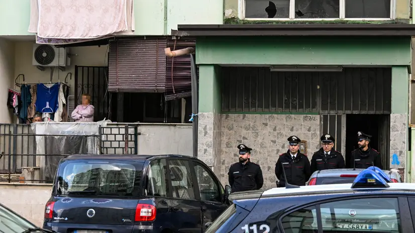 E' in corso nel Parco Verde di Caivano (Napoli) lo sgombero di 36 case occupate abusivamente da anni, 28 novembre 2024. L'operazione è stata disposta dalla procura di Napoli Nord: si tratta solo di una prima tranche, dal momento che l'autorità giudiziaria ha individuato ben 240 casi di possesso illegale delle unità abitative, contestando a 419 persone il reato di occupazione abusiva. Gli sgomberi odierni, fa sapere l'autorità giudiziaria, riguardano casi in cui non è possibile attuare procedure di regolarizzazione, a causa delle posizioni reddituali oppure dei precedenti penali degli occupanti. ANSA/CIRO FUSCO