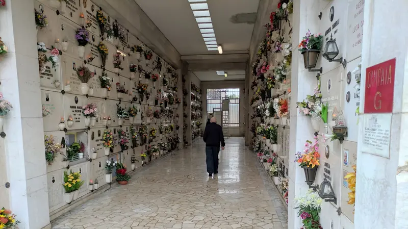 Una visita al cimitero nel giorno di commemorazione dei defunti