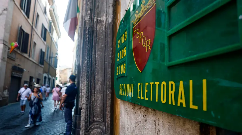 Le operazioni di voto in un seggio elettorale per il Referendum abrogativo sul tema di lavoro e cittadinanza, Roma, 9 giugno 2025. ANSA/ANGELO CARCONI