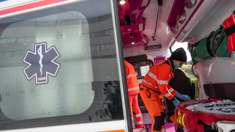 Infermiera sistema l'attrezzatura sanitaria a bordo dell'ambulanza nel parcheggio del pronto soccorso dell'ospedale Agostino Gemelli, Roma, 25 gennaio 2023. ANSA / Danilo Schiavella (generica, simbolica, ambulanza, soccorso)
