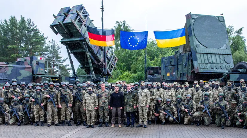 epa11404640 President of Ukraine Volodymyr Zelensky (CL) and German Defense Minister Boris Pistorius (CR) stand together with German and Ukrainian soldiers in front of 'Patriot' anti-aircraft missile systems during their visit to a military training area in Germany, 11 June 2024. Ukrainina President visits Germany to take part in The Ukraine Recovery Conference 2024 that takes place in Berlin from 11 to 12 June 2024, under the slogan 'United in defense. United in recovery. Stronger together.' EPA/JENS BUETTNER / POOL
