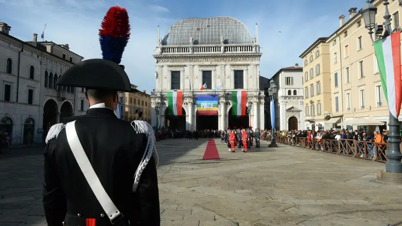 Celebrazioni in piazza della Loggia il 4 novembre - Foto Marco Ortogni/Neg © www.giornaledibrescia.it