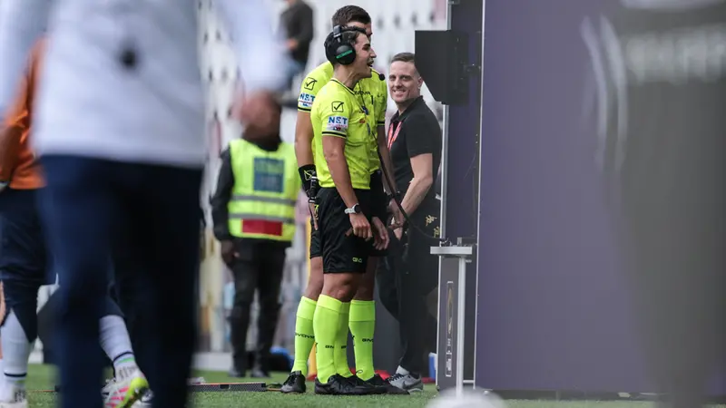 Una delle due review dell'arbitro - Foto New Reporter Comincini © www.giornaledibrescia.it