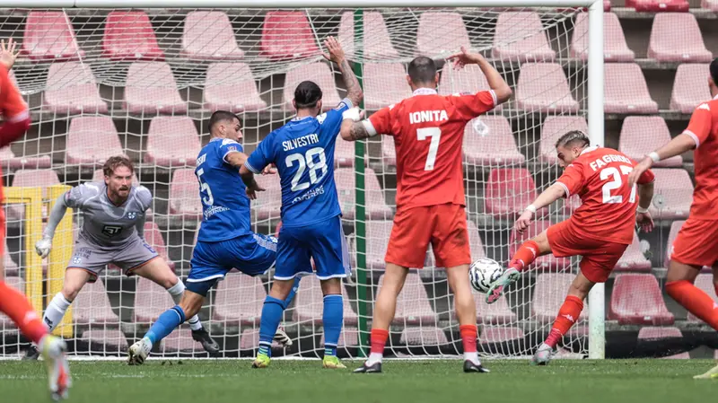 Il gol irregolare di Faggioli - Foto New Reporter Comincini © www.giornaledibrescia.it