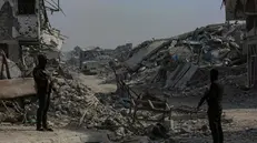 epa12499083 Fighters of the Al-Qassam Brigades, the military wing of the Hamas movement, stand guard as they search for the bodies of Israeli hostages alongside Red Cross workers in the east of the Gaza Strip, 02 November 2025. As part of a US-brokered ceasefire agreement between Israel and Hamas, heavy machinery was deployed to Khan Yunis to assist in the recovery of Israeli hostage bodies. EPA/MOHAMMED SABER