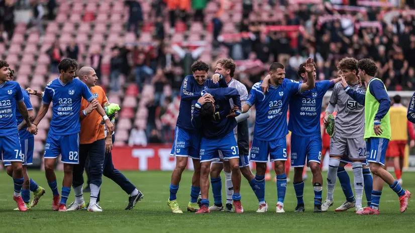 L'esultanza di squadra a fine partita - Foto New Reporter Comincini © www.giornaledibrescia.it