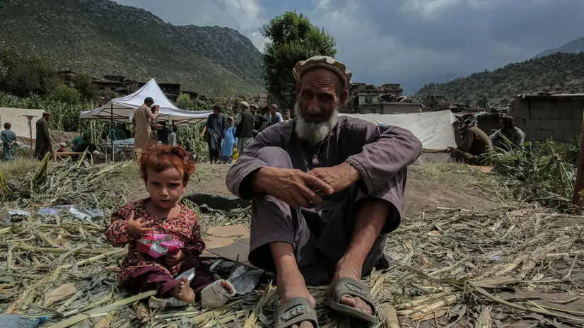 epa12350015 Injured victims of the earthquake wait for relief in Kunar, Afghanistan, 03 September 2025. At least 1400 people have been killed and some 2,000 injured after a shallow magnitude-6.0 earthquake and several aftershocks shook Nangarhar and Kunar in eastern Afghanistan overnight, officials reported. EPA/SAMIULLAH POPAL