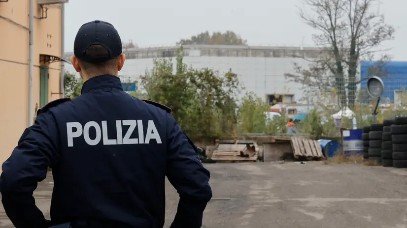 Il presidio delle forze dell'ordine per il rave party allo stabilimento abbandonato ex Bugatti a Campogalliano in provincia di Modena. Modena, 1 Novembre 2025. ANSA /ELISABETTA BARACCHI