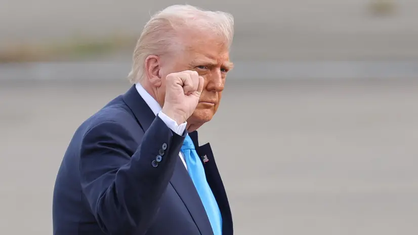 epa12488947 US President Donald Trump gestures as he walks towards Air Force One for his departure to South Korea, at Haneda Airport in Tokyo, Japan, 29 October 2025. EPA/Kim Kyung-Hoon / POOL
