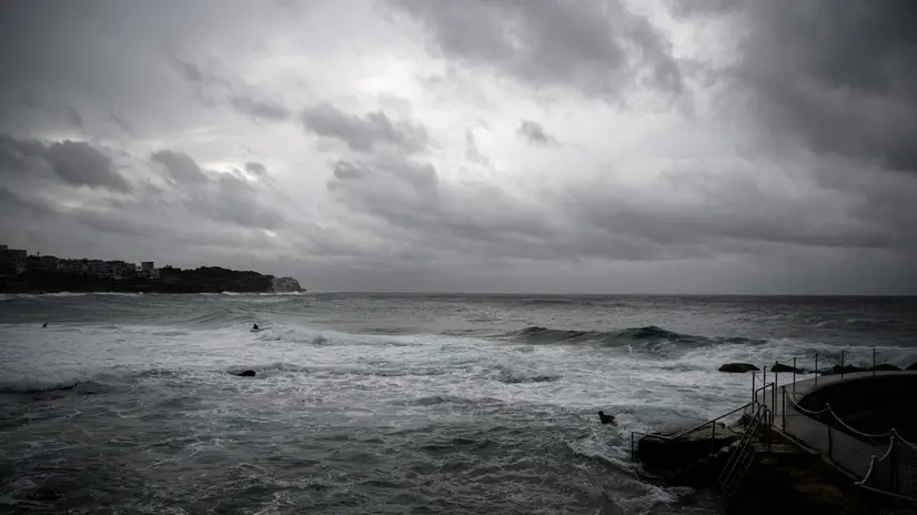 epa12207354 Storm clouds are seen at Bronte Beach in Sydney, Australia, 01 July 2025. Residents across an 800-kilometer stretch of coastline are bracing for severe weather that's due to dump up to 200 millimeters of rain and unleash winds of more than 100 kilometers per hour. EPA/BIANCA DE MARCHI AUSTRALIA AND NEW ZEALAND OUT