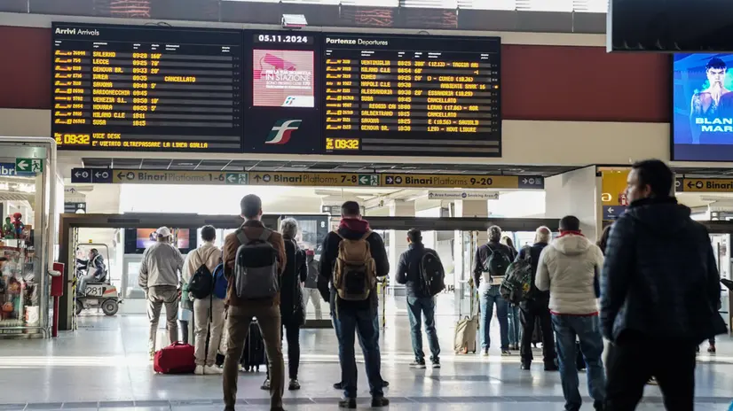 Disagi alla stazione Porta Nuova di Torino, il 5 novembre 2024, a causa dello sciopero nazionale dei treni indetto dalle sigle sindacali a seguito dell'accoltellamento di un capotreno alla stazione di Genova ANSA/JESSICA PASQUALON
