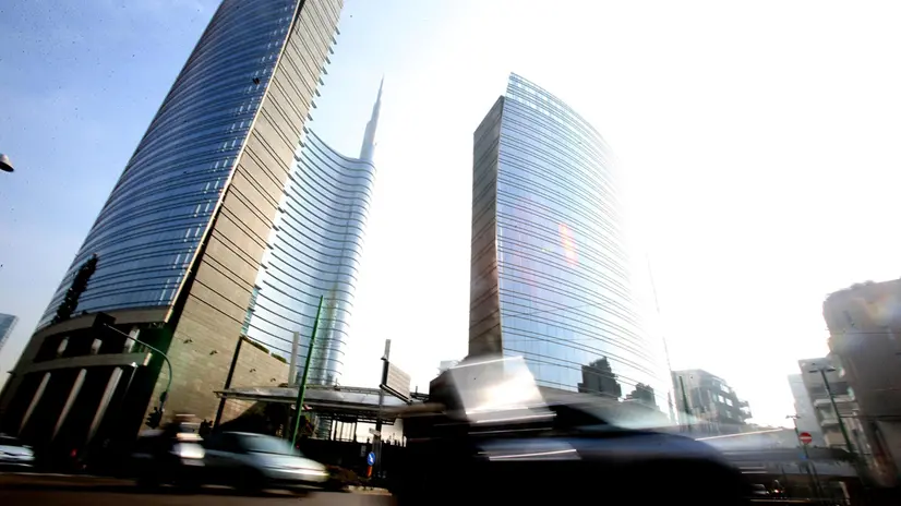 I grattacieli di piazza Gae Aulenti a Milano avvolti dalla foschia e dallo smog. Per oggi nel capoluogo lombardo è stato indetto il blocco della circolazione per i veicoli più inquinanti. Da giorni il Pm10 ha superato la soglia consentita. Milano 17 Ottobre 2017. ANSA / MATTEO BAZZI