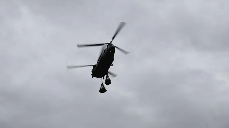 epa12299616 An Indian Air Force Chinook helicopter carries relief materials during the rescue mission at Harshil after the cloudburst in Dharali village in Uttarkashi district, Uttarakhand state, northern India, 14 August 2025. Indian authorities confirmed that more than 1,200 people had been rescued in several areas of the Himalayas after a powerful cloudburst struck the Dharali area in the Uttarkashi district on 05 August, triggering flash floods that swept away a village and left several people dead. EPA/RAJAT GUPTA