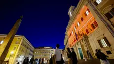 La facciata di Montecitorio illuminata di rosso in occasione della ‘’Giornata Mondiale del Cuore - World Heart Day 2025’’, Roma 29 settembre 2025. ANSA/FABIO FRUSTACI